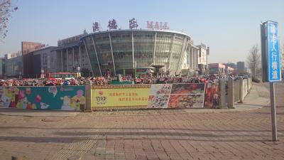 ホテルの目の前のショッピングセンター