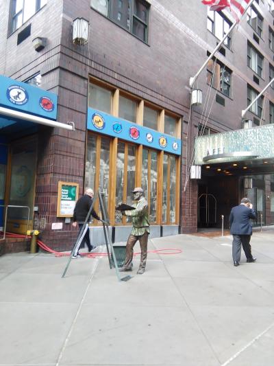 ホテル前。絵描きさんの像が目印