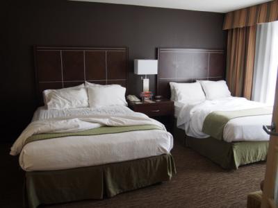 アップグレードされた部屋でまずしたのはベッドシートのチェック