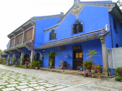 目にも鮮やかな青い外壁の建物は「東洋のロックフェラー」とも呼ばれた「チョンファッツィ」の旧宅です。