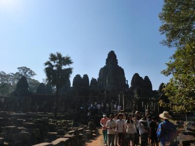 巨大な観世音菩薩の四面仏塔が圧巻