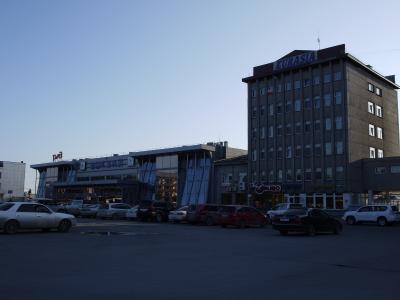 左手の背の低い建物が駅、右手の建物がホテル