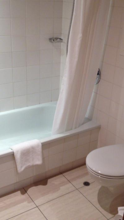 ゆったりしたバスタブ