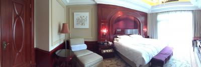 Suiteの寝室　庭が見える