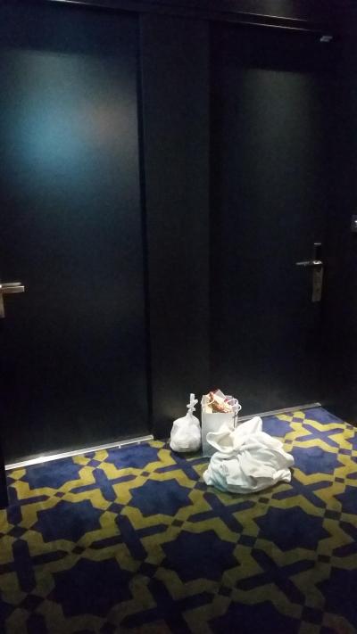 部屋の前にゴミ。。。