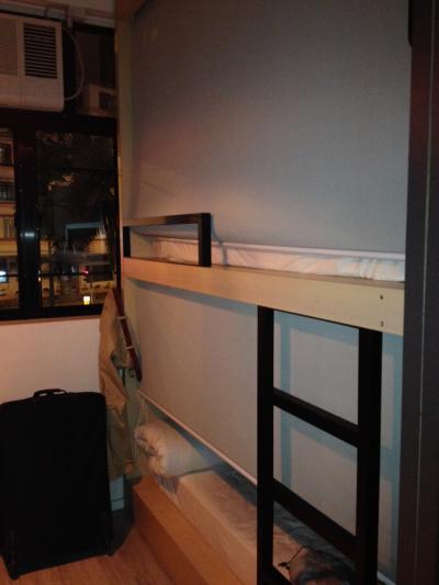 カーテン付きのベッド