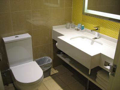 部屋の洗面台とトイレ