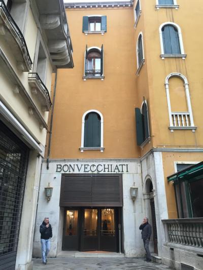 アンティークで小さなホテル　ベネチアの町にぴったり