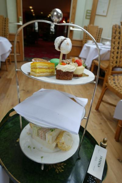 憧れの3段。スコーンは冷めない様に包まれてました。