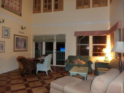 リビングは吹き抜け、ベランダもついています