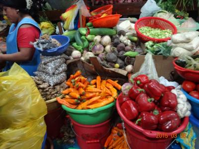 観光客と地元の市場