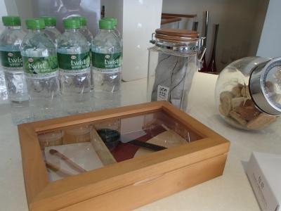 コーヒーや紅茶、クッキーやりんごがあります