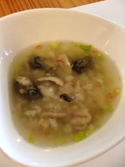 朝ごはんはふつー。ですが、サバヒーのお粥はお勧めです