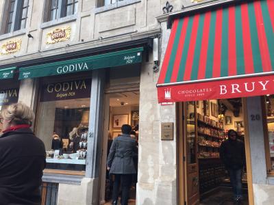 ゴディバ本店、イチゴのチョコがけは食べるべし