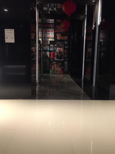 ロビーからエレベーター方向