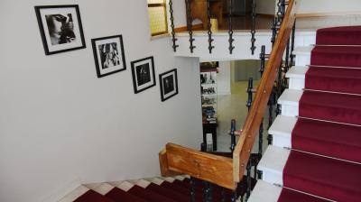 ギャラリー風にロビーや廊下に絵画や写真が飾られてセンスが良い