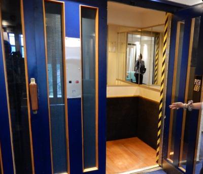 エレベーターは手動のドアです。