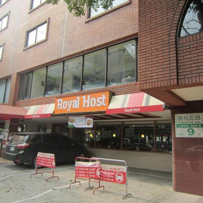 朝食は1階にあるロイヤルホストにて