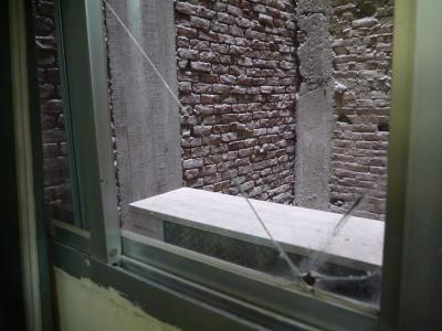 部屋の窓　割れたまま・・・
