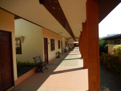 ビラタイプの部屋が並んでいる