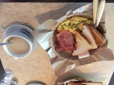 ホテル併設の喫茶店で食べます