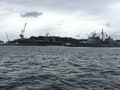 軍艦の間をクルーズ