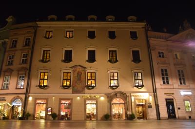 ホテルの外壁には聖母が描かれています。