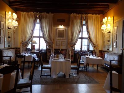 朝食のレストランです。窓から旧市街の広場が見えます。