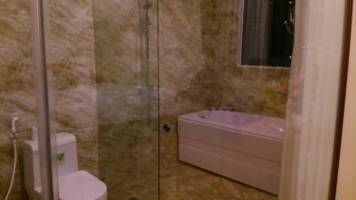 奥のバスタブはジェットバス