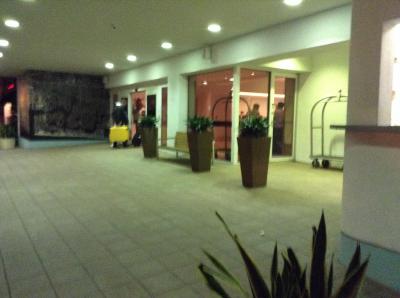 メインエントランス…ドアマンもフレンドリー！