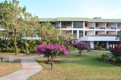 庭を歩きながらホテルを振り返りました