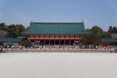 朱色が鮮やかな平安神宮