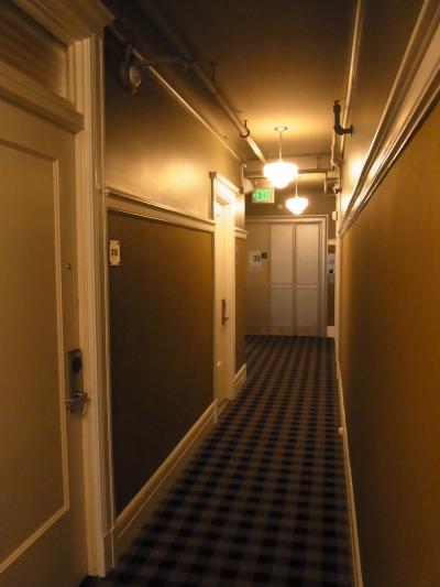 エレベーターは一つ、廊下はちょっと暗め