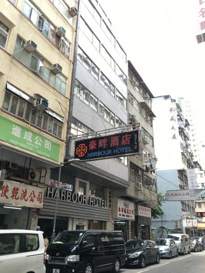 雑居ビルの間にあります。