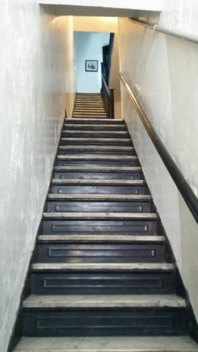 手すりがあるので、NYCとしては階段は登りやすいです。