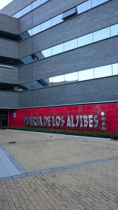 レッドカラーをアクセントにしたホテル外観