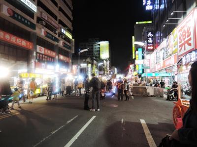 夜市の雰囲気を味わう