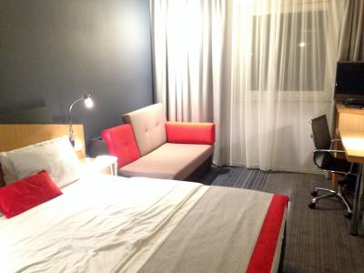 赤を貴重とした客室