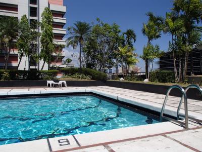 プールエリア。ややゴミ多し