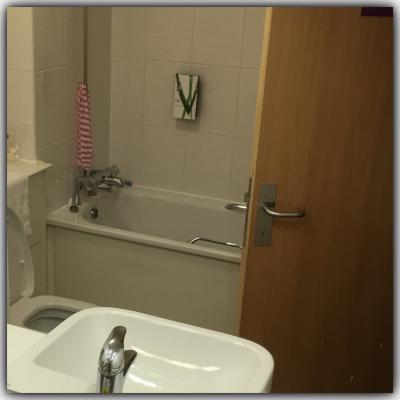 バスタブの反対側は洗面台。アメニティはありません。