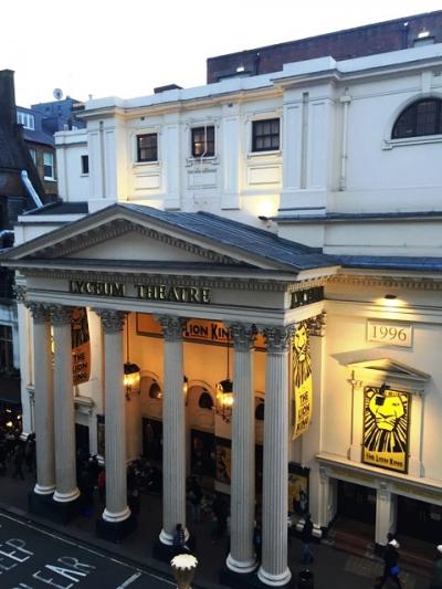 窓からはライオンキングの劇場が見えます