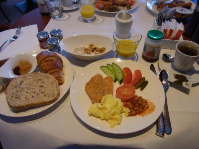 朝食の種類は豊富。ハムやソーセージ、チーズもありました