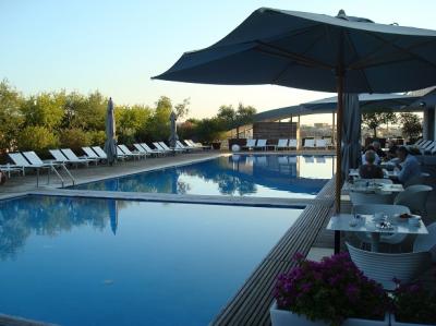 プールサイドでの食事