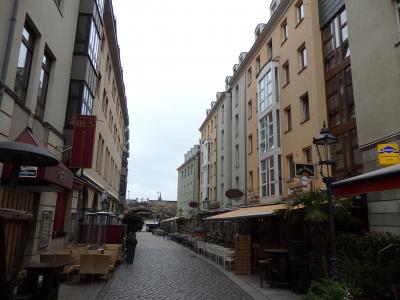 ムンツガッセ通り。右側一番奥がホテルフロントが入る建物。