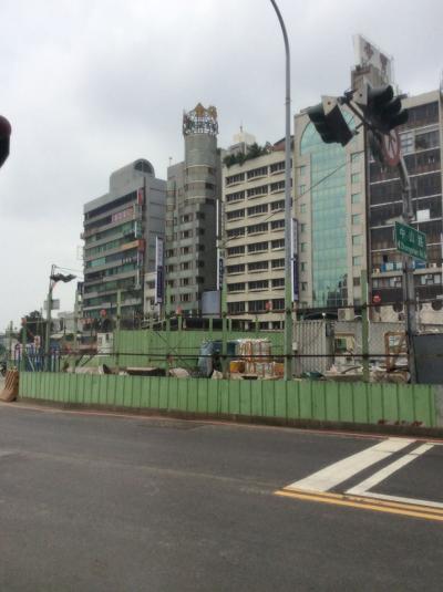 川を挟んで仁愛病院側から見た外観