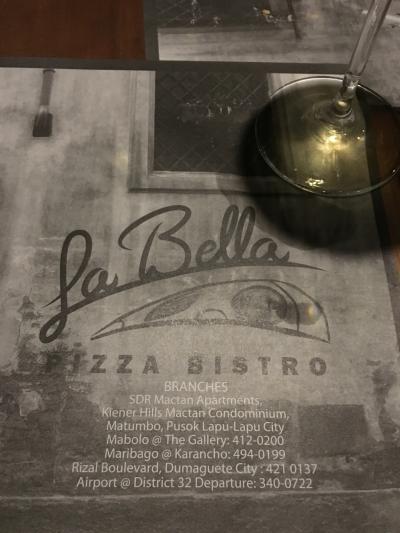 Italianピザ多数、こじんまりと可愛いお店、ボリュームたっぷり！