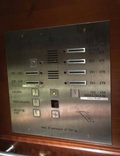 エレベーター;ルームキーを入れないと動きません