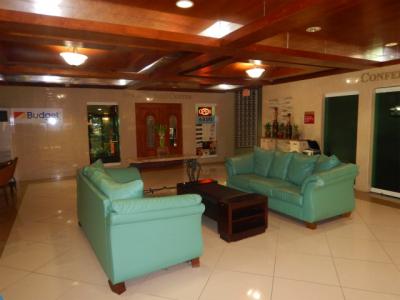 ロビーフロア、ふかふかのソフアーが２セットありました。