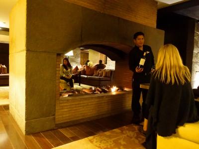 ホテルのロビーには暖炉。火を見ながらお酒も飲める