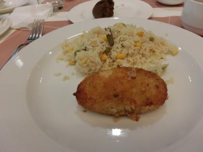 昼食、この他にサラダとスープも付きました。黒パンが美味しかっ